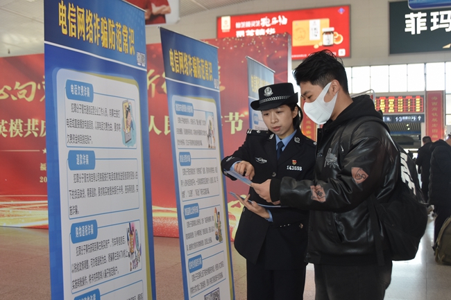 青年先锋队员们向旅客群众开展普法宣传。受访者供图