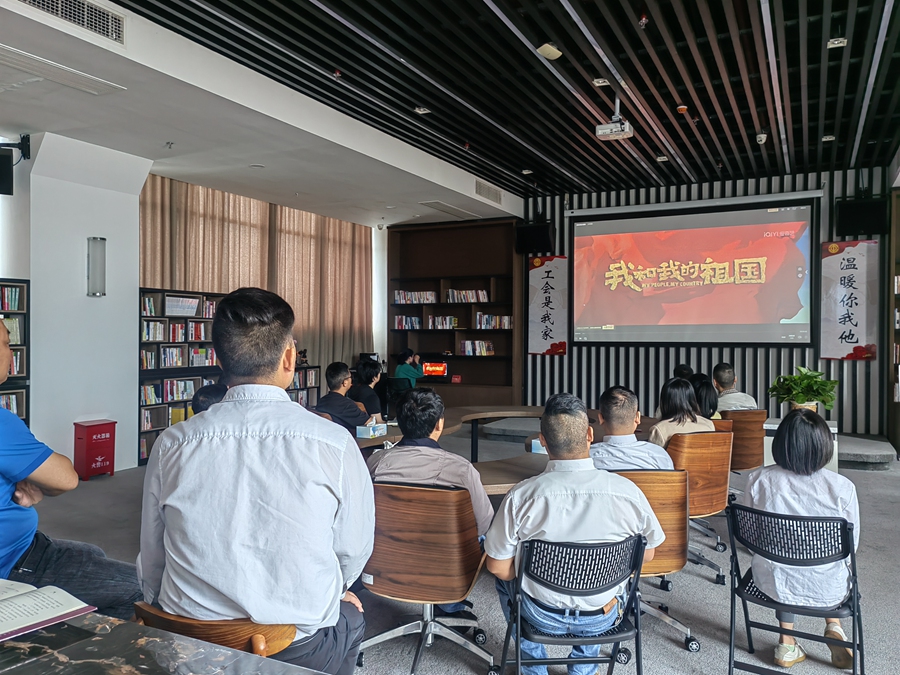 闽侯县青口汽车工业园区党工委组织园区非公企业党员开展“观红色电影 忆峥嵘岁月”的爱国主题观影活动。闽侯县委组织部供图