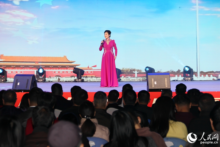 国家一级演员谢冰华独唱《奋斗的时代在一起》。人民网 李昌乾摄