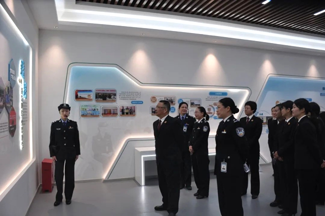 参观女监文化展示馆