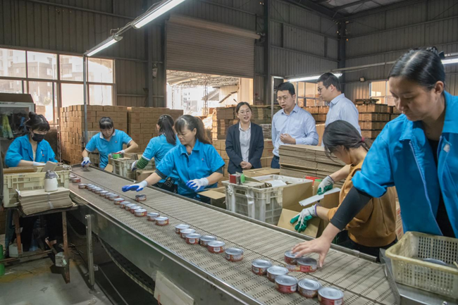 农行福建漳州分行金融服务团队到紫山集团生产车间了解企业生产经营情况及金融服务需求。