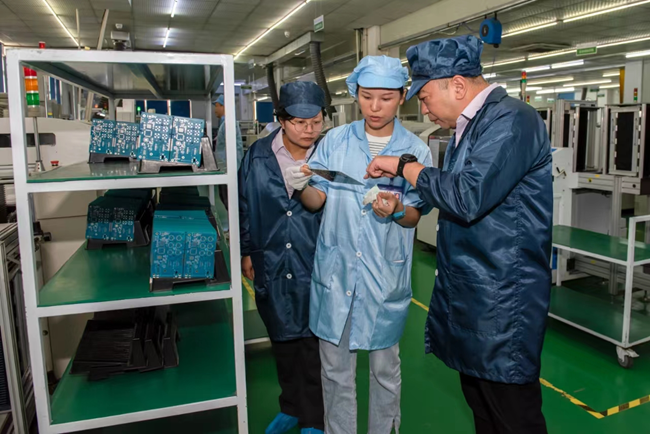 农行福建漳州分行服务团队到视瑞特公司了解生产经营情况及金融服务需求。农行福建省分行供图