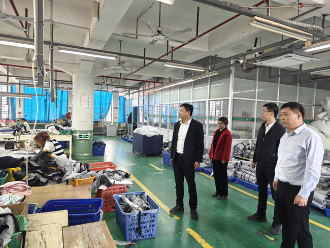 农行福建泉州分行工作人员实地走访泉州圣利人服装织造有限公司，深入了解企业2023年生产销售情况，对接金融服务需求。农行福建省分行供图