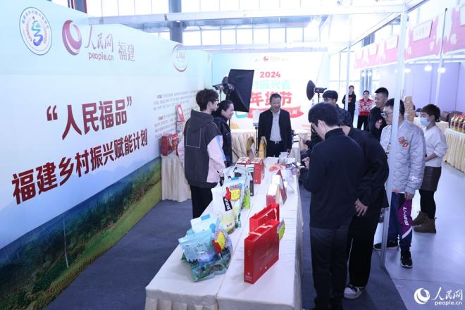 “人民福品”展位推介的產品，吸引消費者咨詢、購買。人民網 李昌乾攝