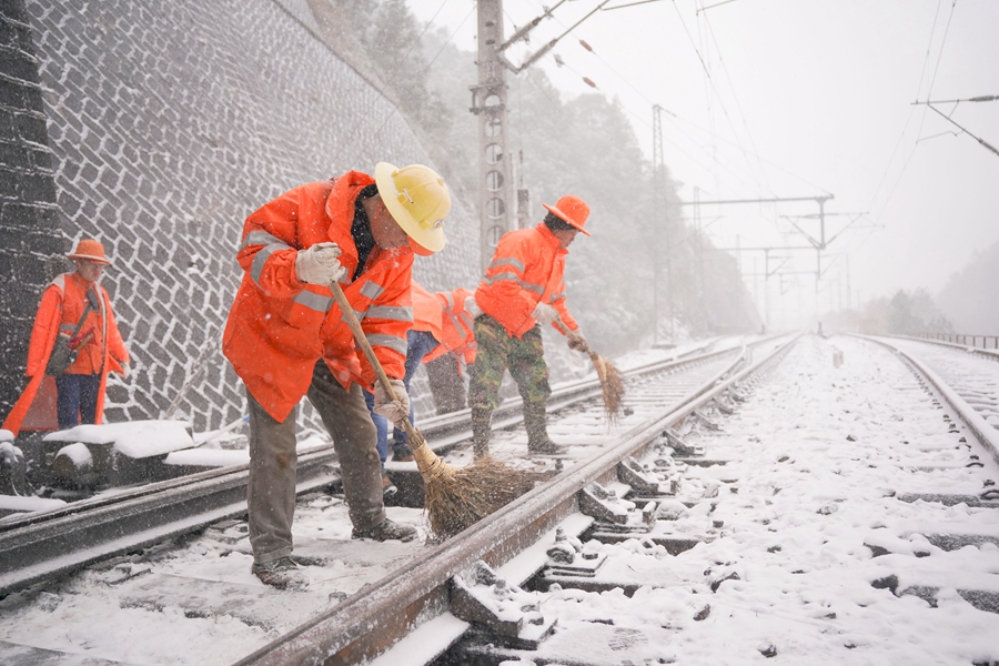 1月22日，在南平市武夷山黄连坑站，作业人员对道岔转辙部位积雪进行清扫。 潘文辉摄