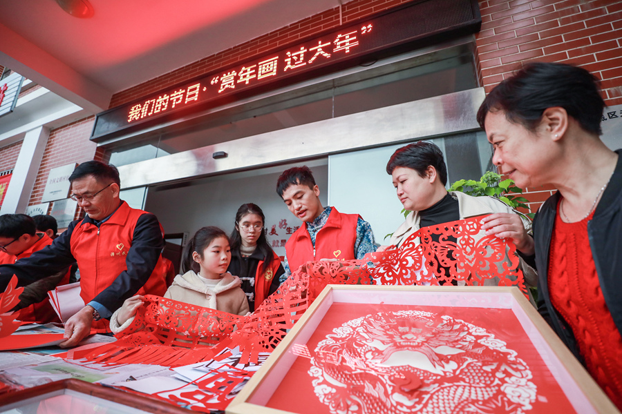 现场创作的大红剪纸作品。郑文典摄