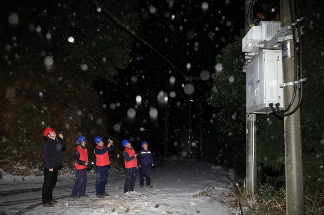 龍岩供電公司員工開展冰凍雨雪天氣特巡特護工作