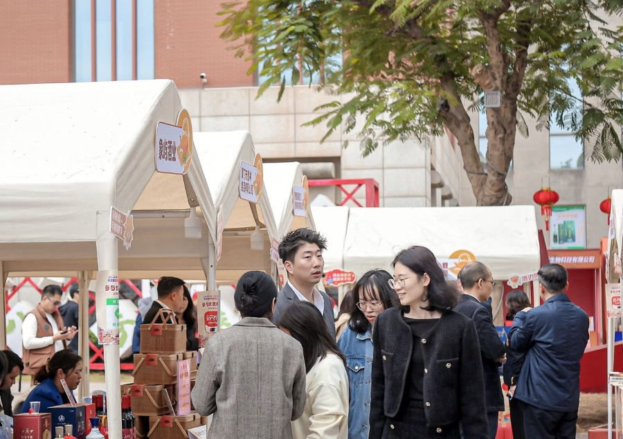 市民游客参观各式各样的年货摊位。主办方供图