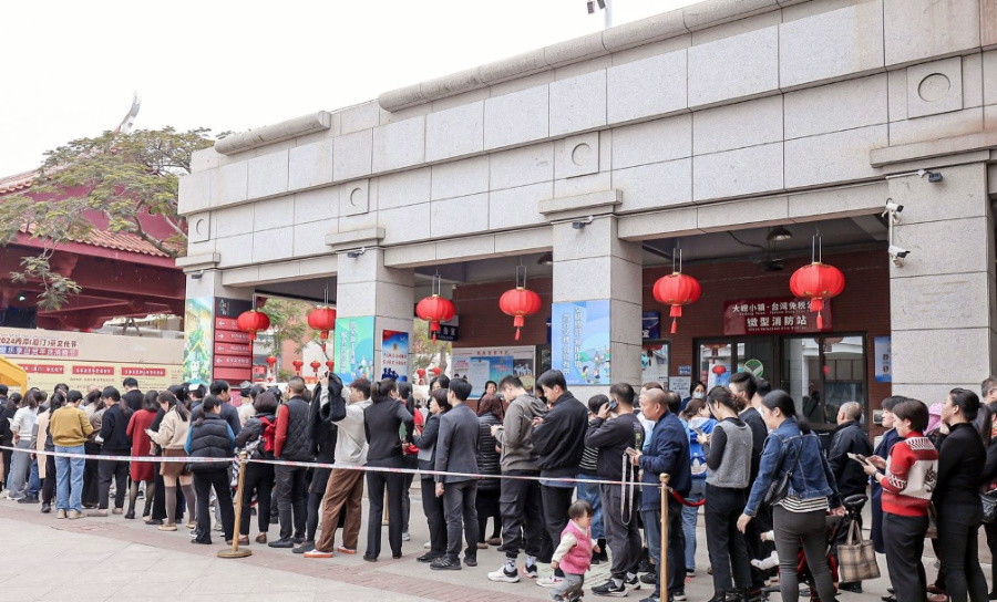 排队等候参与活动的市民游客。主办方供图