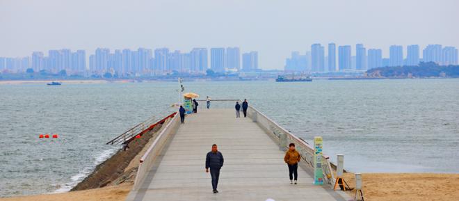 厦门环东滨海旅游浪漫线丁坝。人民网记者 陈博摄