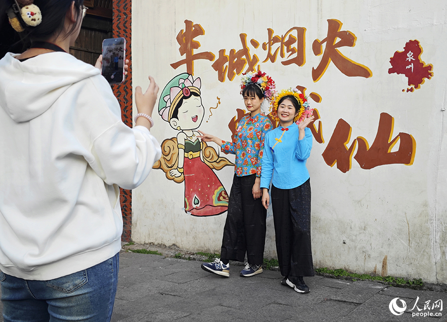 游客們在泉州古城西街拍照留念。人民網 黃東儀攝