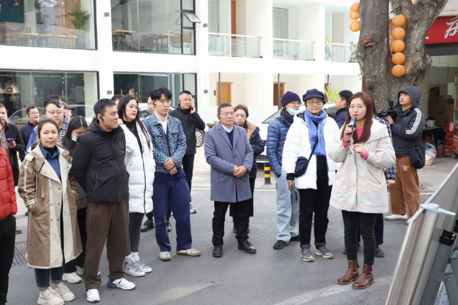 台湾青年们漫步在塔头的街巷中，切身感受塔头社城中村现代化治理提升成果。主办方供图