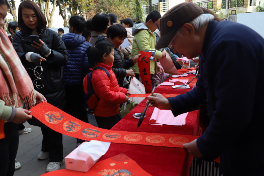 两岸书法家共同书写春联，为市民游客送上新年祝福。主办方供图