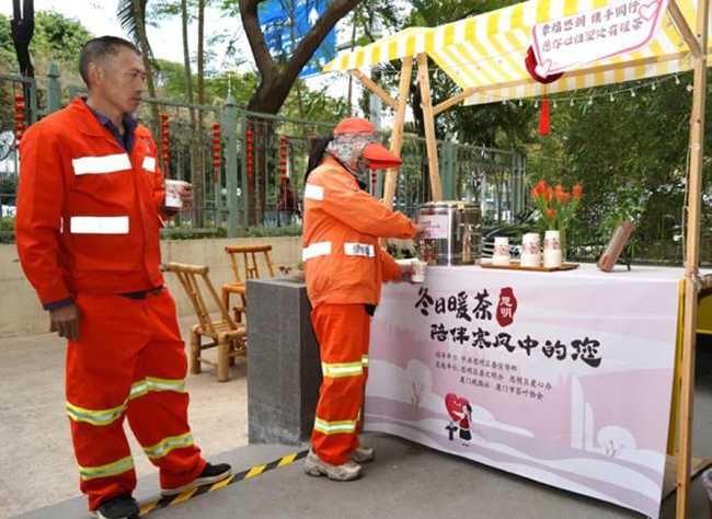 一線從業人員就近就便喝上暖茶。思明區融媒體中心供圖