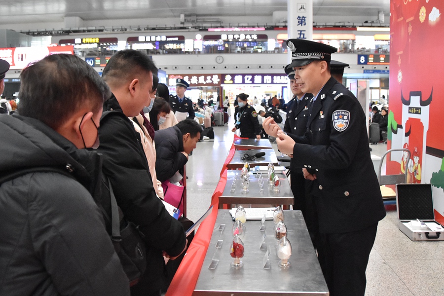 民警开展禁毒宣传活动。黄新景摄