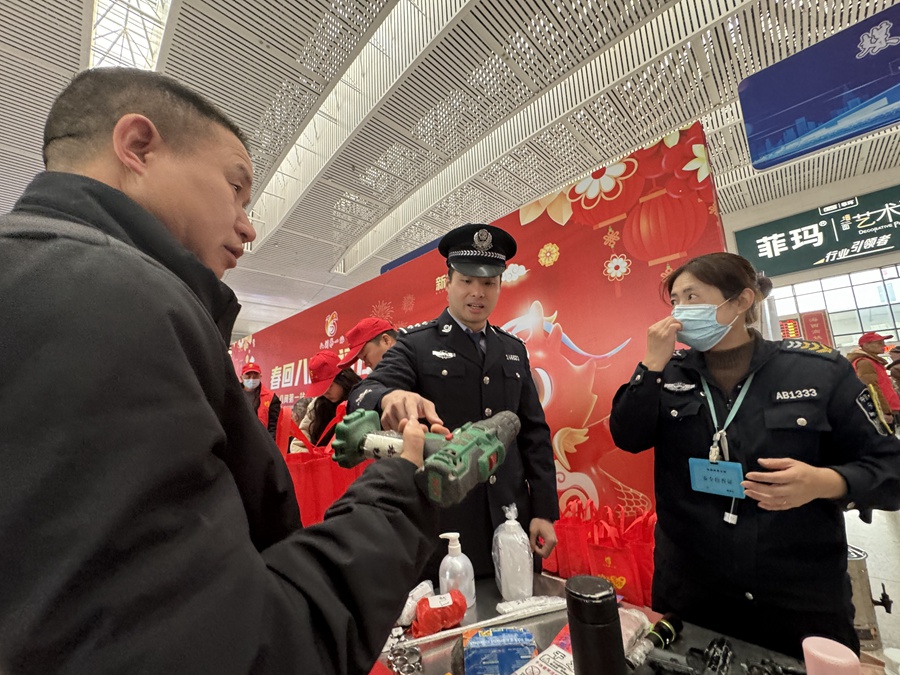 民警开展乘车禁带物品宣传。陈嘉炜摄
