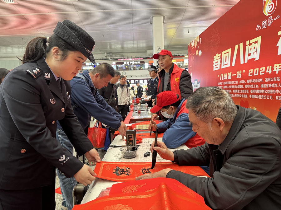 民警开展写春联送福气活动。陈嘉炜摄