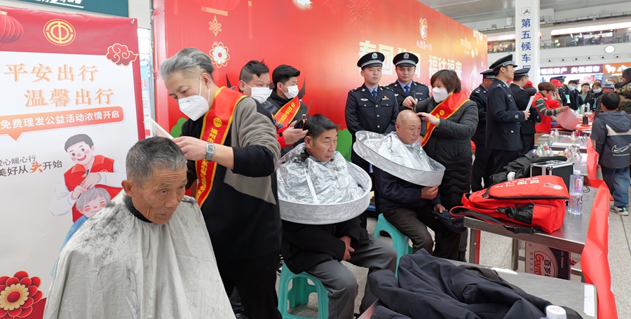 民警联系市总工会开展义务理发活动。陈嘉炜摄