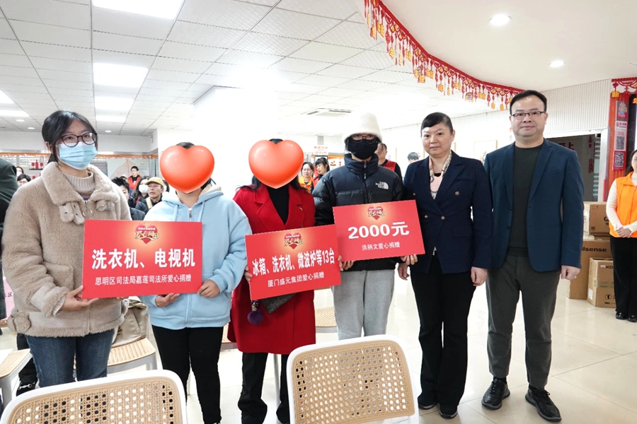 為困難家庭代表發放慰問物資，滿足“微心願”。嘉蓮街道供圖