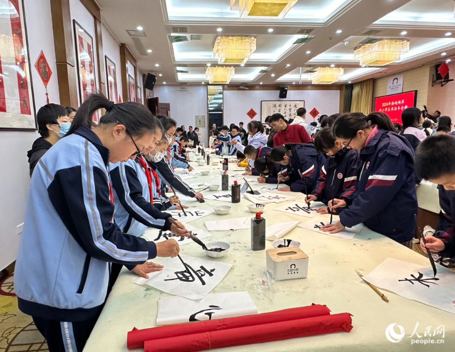 两岸中小学生现场挥毫泼墨。人民网记者 张萌摄
