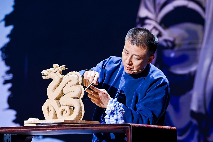 德化瓷烧制技艺国家级传承人许瑞峰现场制作泥塑。活动主办方供图