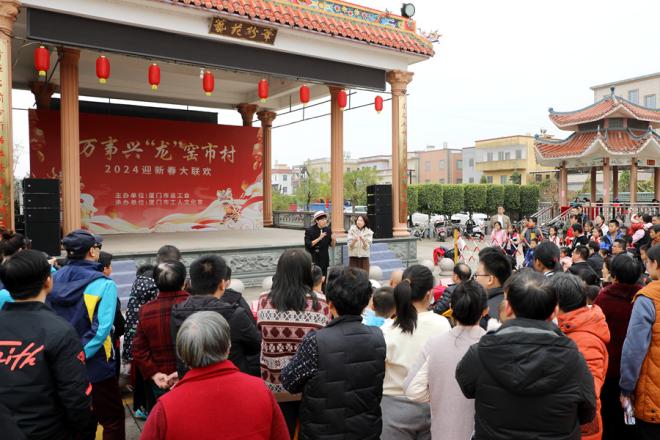 近身魔术表演与观众现场互动。厦门市总工会供图