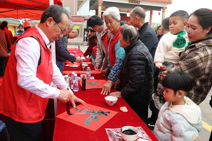 半岛官方体育将美丽祝福送到职工集体身边 厦门市总工会正在田间地头举办迎新春大联欢勾当(图4)