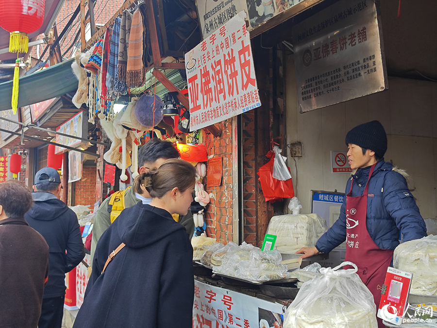 西街上的润饼皮店。人民网 黄东仪摄