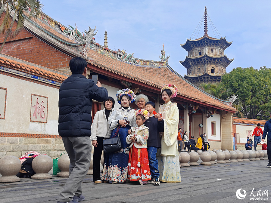 游客们在开元寺门口合影。人民网 黄东仪摄