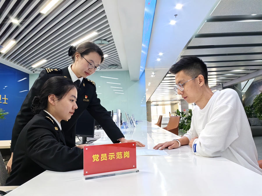 厦门海关关员指导企业办理RCEP原产地证书。谢修能摄