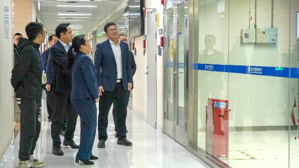 周桂良区长一行参观了解厦门国际银行科研中心建设运营情况。