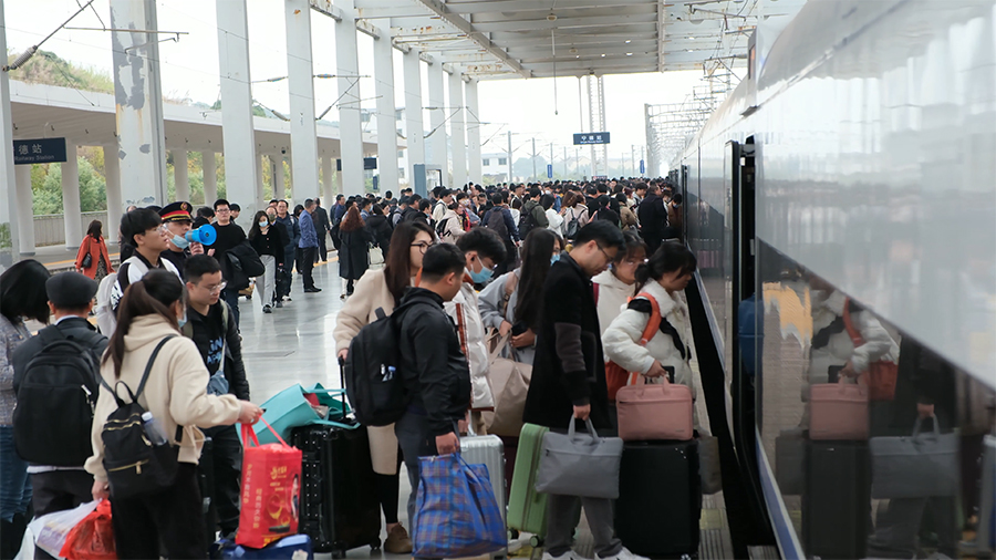  Passengers take the train in order at Fujian Ningde Station of South Railway. Photographed by Liu Li
