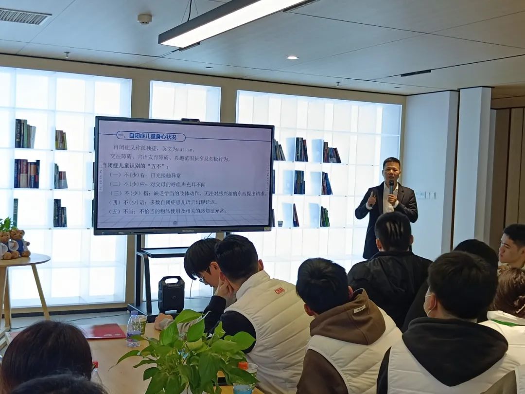 晋江博士协会监事,泉州师院教授、硕士生导师,福建省心理学会理事陈奕荣博士分享《自闭症谱系障碍儿童的身心状况与康复治疗》。