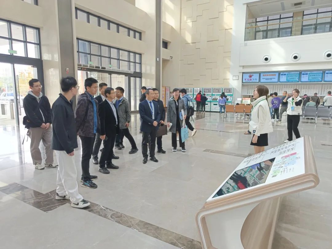 晋江博士协会会员参观医院。