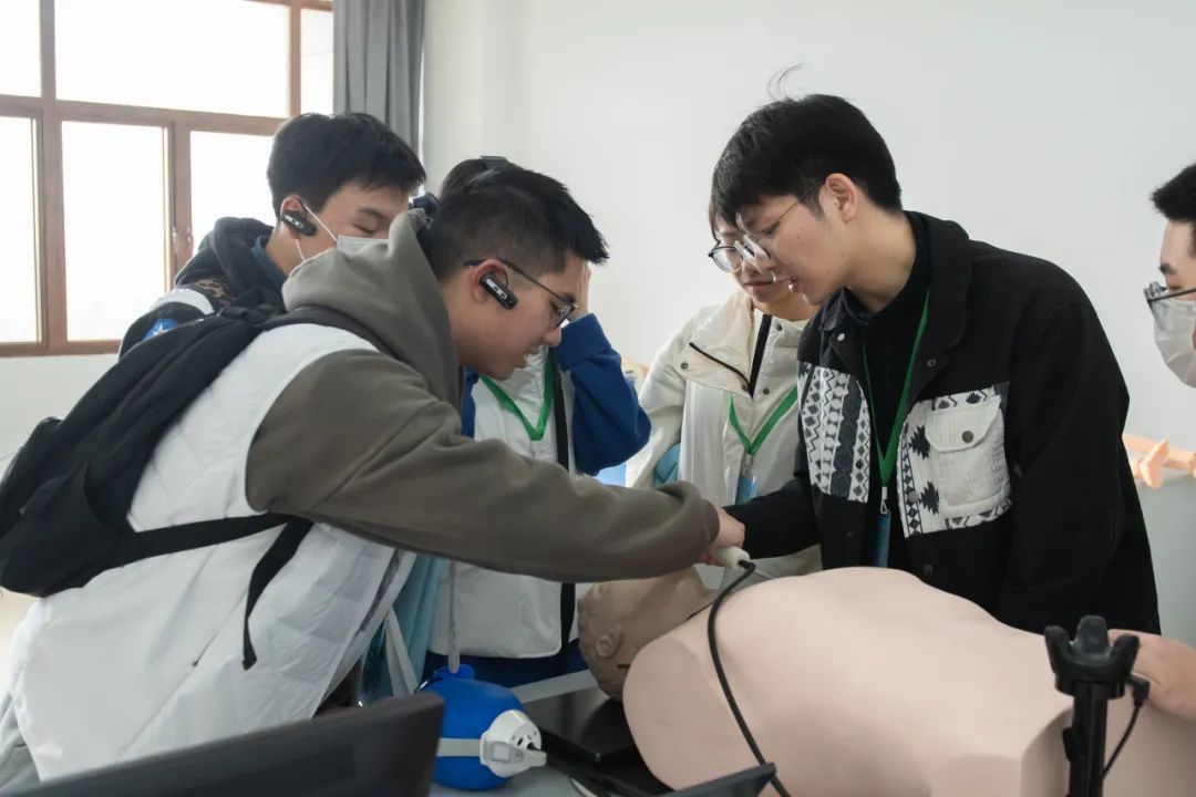 2024年晋江籍成长训练营医学生参观医院。