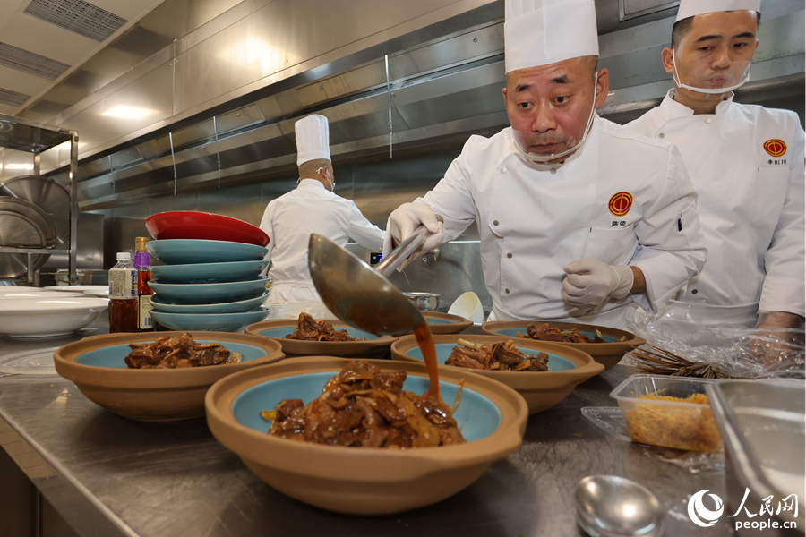 “工悦领厨人”精心烹制美味佳肴。人民网记者 陈博摄