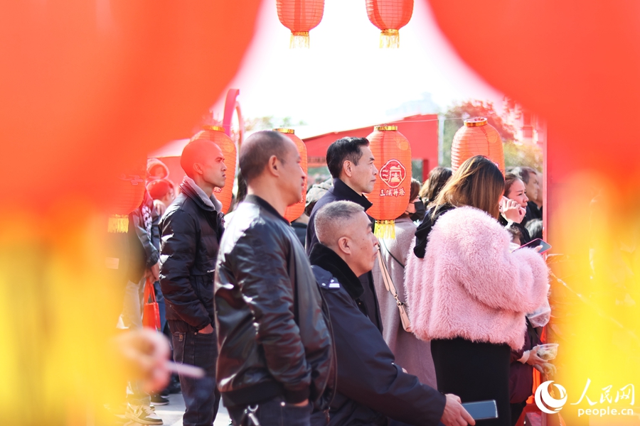 新春文化大集吸引了许多“赶集人”。人民网 李昌乾摄