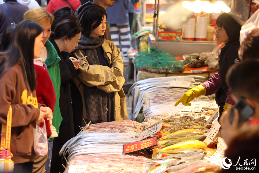 品类齐全的海鲜夹道售卖。人民网记者 陈博摄