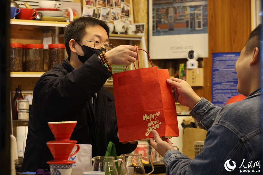 年轻人把咖啡豆作为新年伴手礼。人民网记者 陈博摄