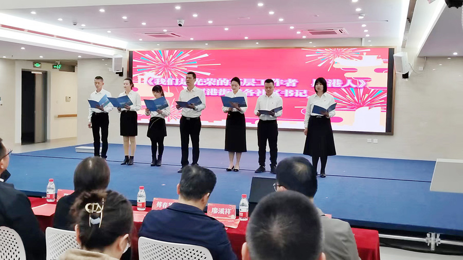 厦港街道各社区书记现场表演诗朗诵。林林摄
