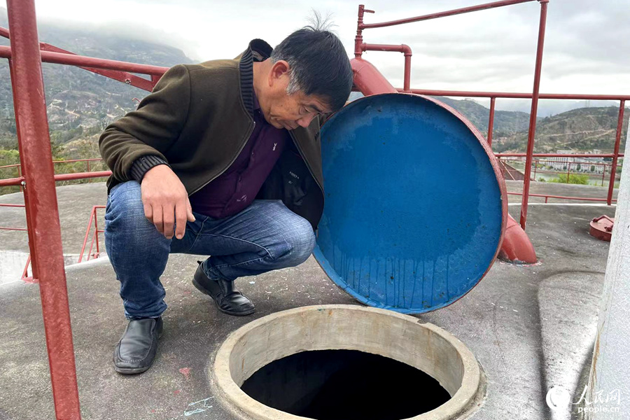林善辉检查净水水塔内部情况。人民网记者 林盈摄