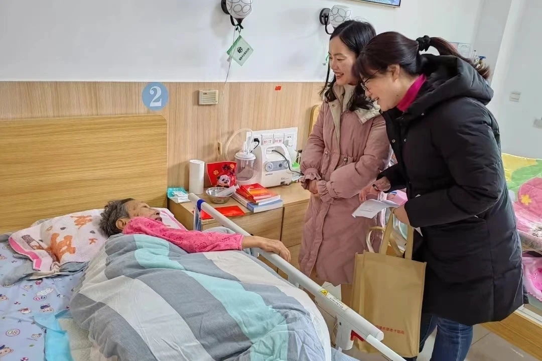 走訪慰問易地安置在山東省龍口市的離休干部無工作遺偶。 福清市委老干部局供圖