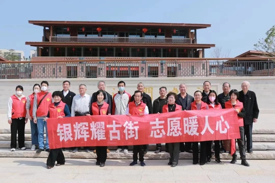 銀發志願者“銀輝耀古街 志願暖人心”活動。福清市委老干部局供圖
