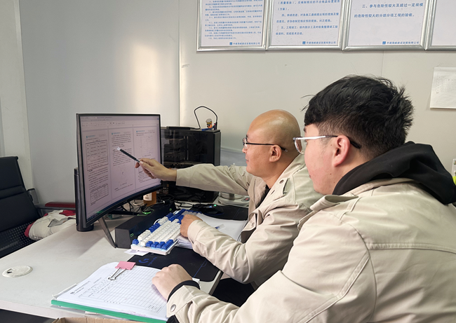 项目管理人员正在编制施工专项方案。中建海峡供图