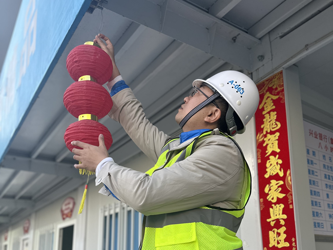 项目管理人员正在装扮项目部。中建海峡供图