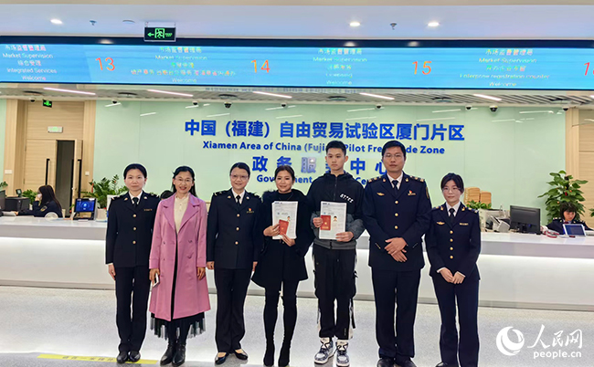  23日，在厦门海事局、厦门海关和厦门自贸片区管委会合力推动下，2名皇家加勒比国际游轮有限公司邮轮船员经过一次体检后，在厦门领取了海船船员健康证明、国际旅行健康检查证明书、疫苗接种或预防措施国际证书和国际邮轮公司就职体检合格证等四本证书。这标志着厦门在全国范围内首次实现了邮轮船员一次体检领取四本证书的“一检四证”新模式。