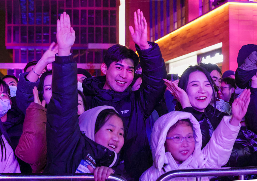 触梦未来·雄安元宇宙音乐盛典演出现场,观众猜灯谜互动环节。齐鑫 摄