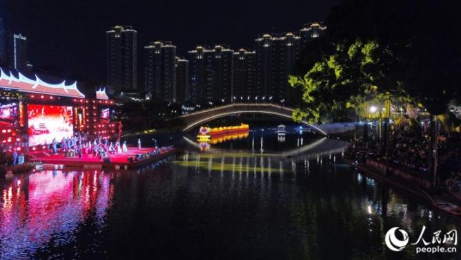两岸艺术家联手打造的传统民乐合奏《金蛇狂舞》。人民网 李昌乾摄