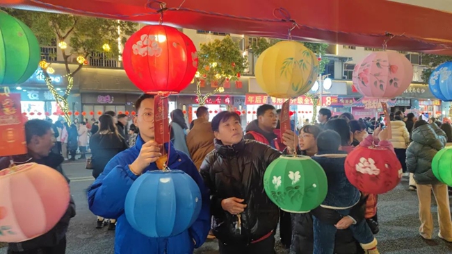 各色花灯上挂着一条条灯谜。