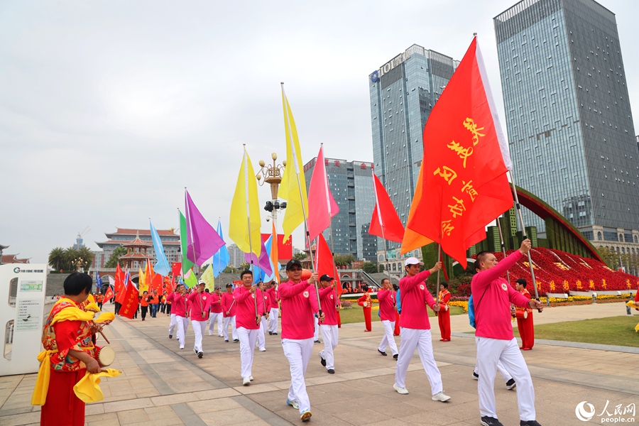 集美區主會場老年人新春健步隊伍出發。人民網記者 陳博攝